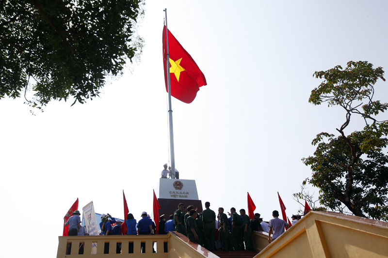Cờ[-]Tổ[-]quốc[-]tung[-]bay[-]nơi[-]đảo[-]tiền[-]tiêu